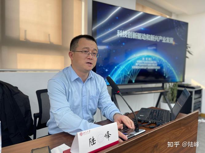 陆峰给襄阳科创中心建设培训班做科技创新驱动和新兴产业专题讲座